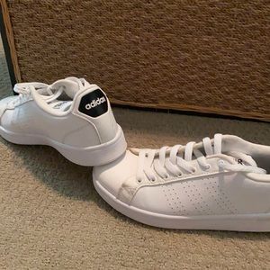 Women’s Adidas Advantage style tennis shoes